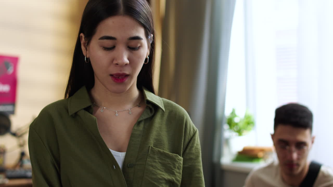 친구 들 이 함께 놀고 있다