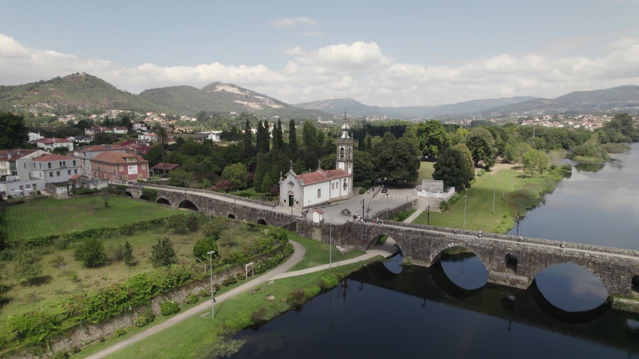 orbitando sobre la antigua iglesia cerca del puente romano, junto al río lima, hermosa campiña portuguesa