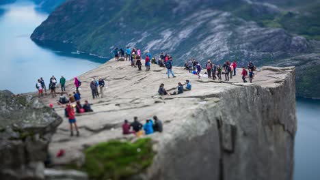 norwegen- 22. juni 2015: preikestolen oder prekestolen, auch bekannt als preacher's pulpit oder pulpit rock, ist eine berühmte touristenattraktion in forsand, ryfylke, norwegen