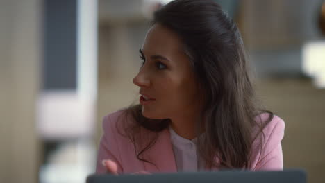 una mujer de negocios feliz hablando.