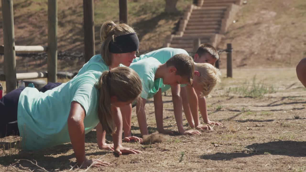 부트 캠프에서 훈련하는 백인 어린이 그룹