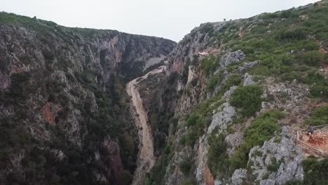 volando sobre el cañón gjipe en albania mirando al mar durante la puesta de sol