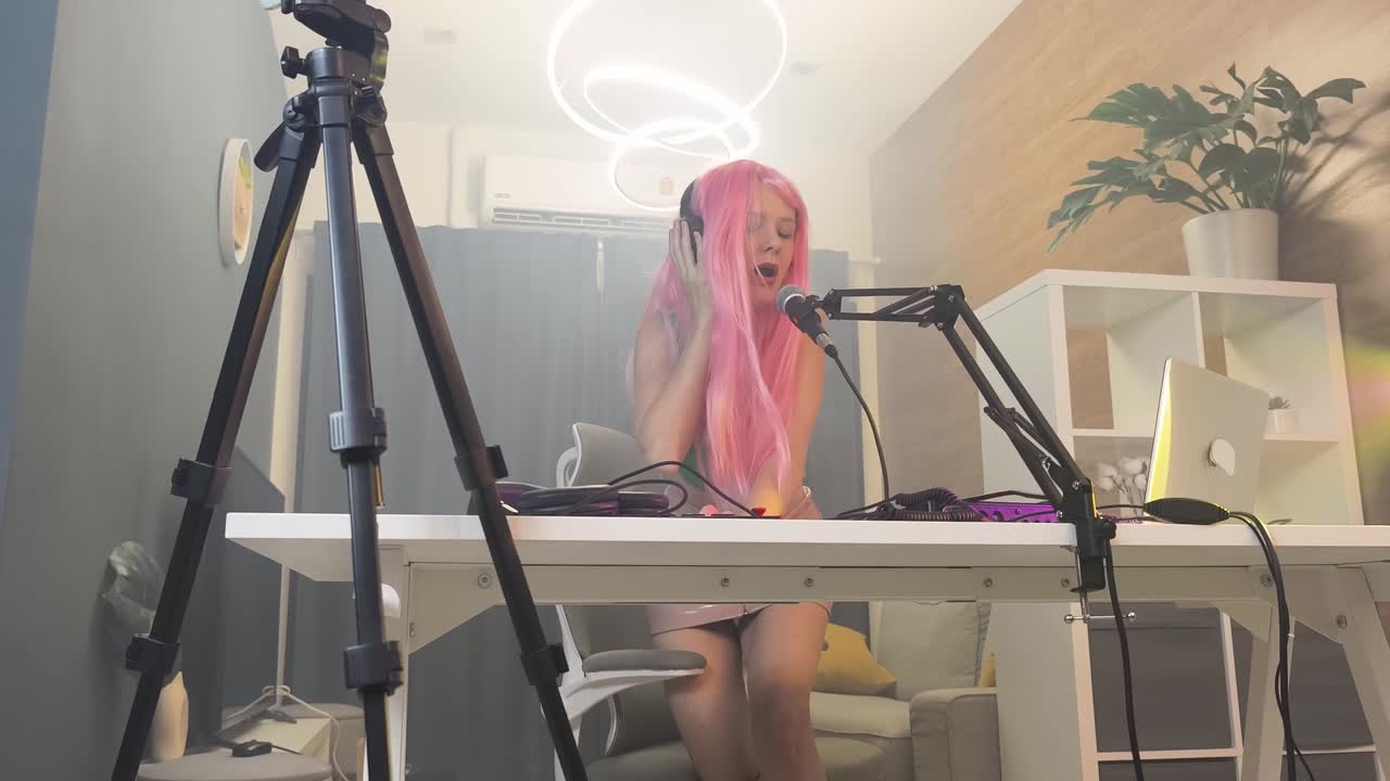 mujer podcaster grabación en estudio en casa