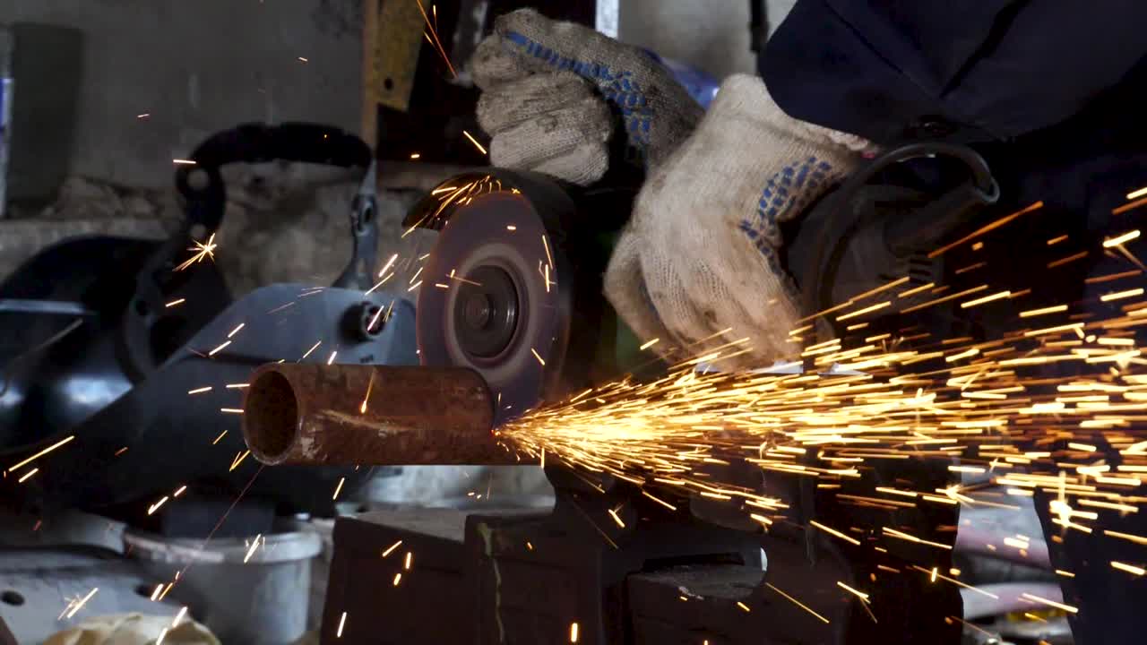 금속 파이프를 절단하는 각 밀러