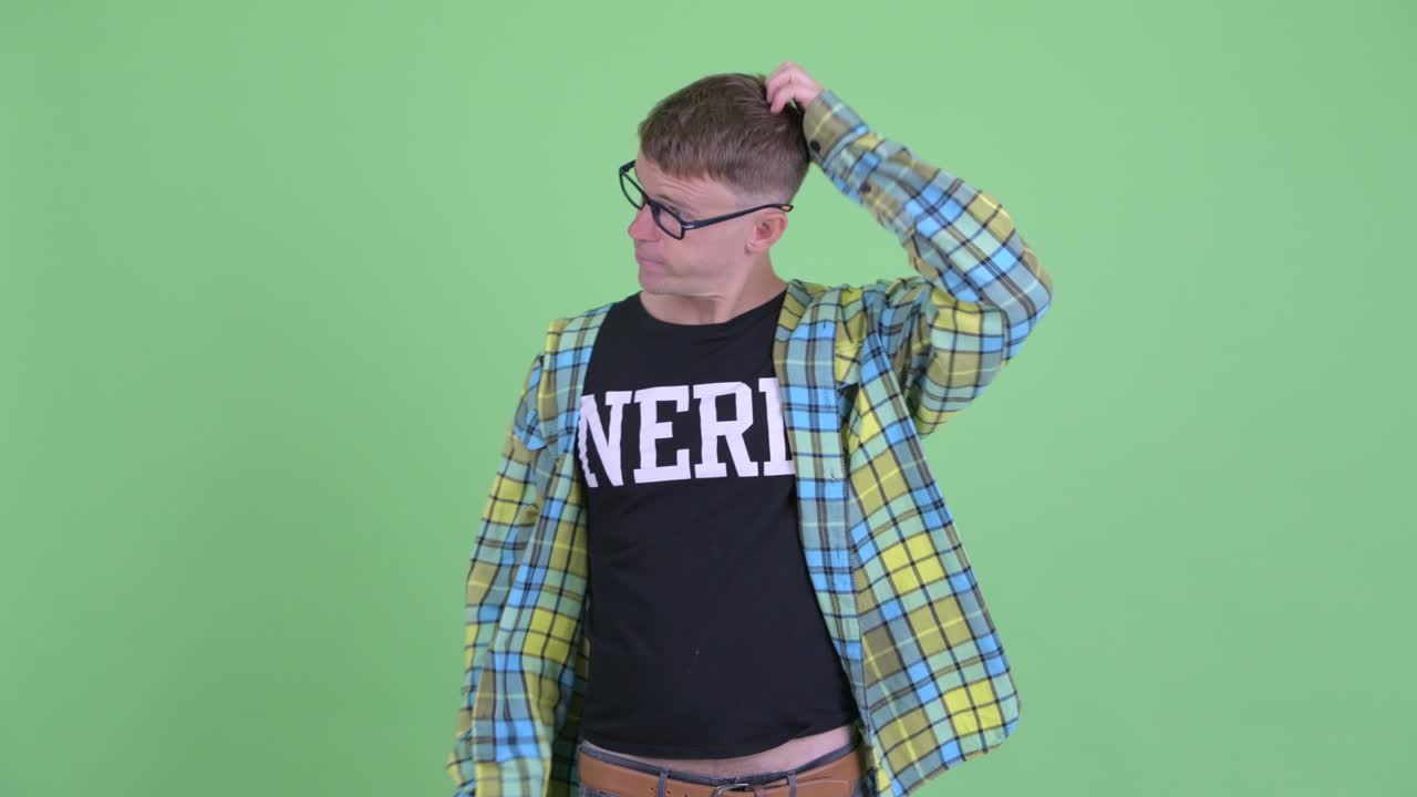 retrato de un hombre nerd con gafas