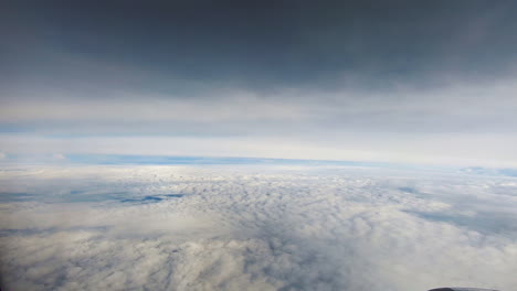 mirando las nubes y la ciudad de da nang en el avión en asia
