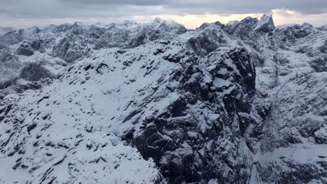 Vista-Aérea-Del-Hermoso-Paisaje-De-La-Montaña-Nevada-De-Noruega-Durante-El-Invierno