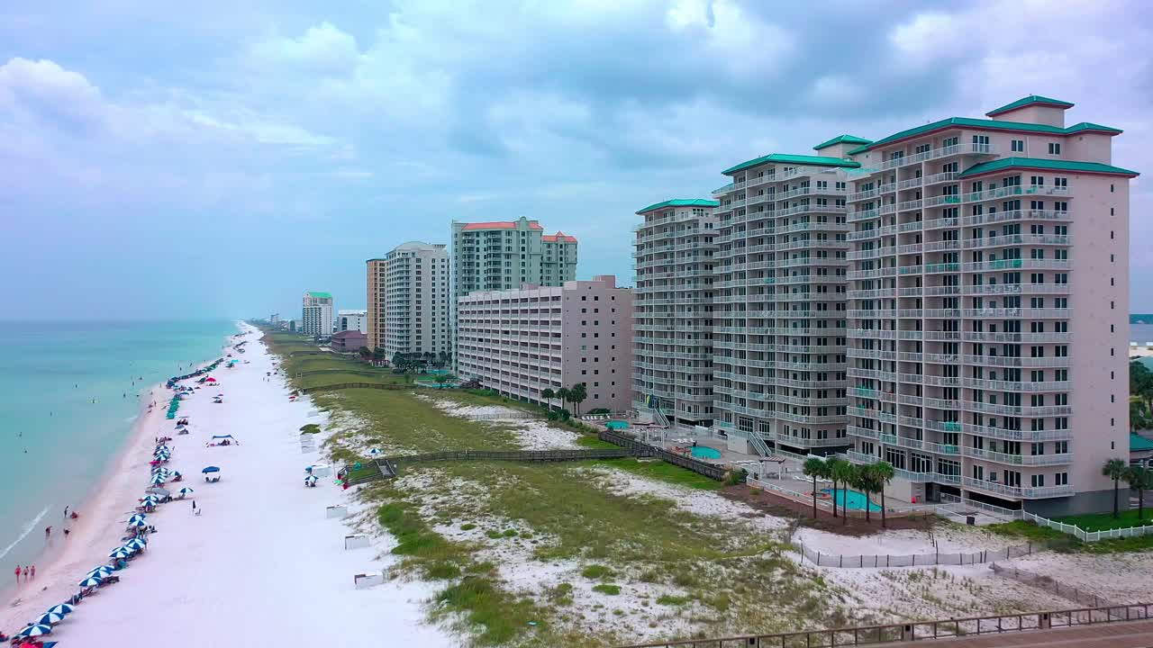 navarre beach florida의 리조트를 향해 날아가는 공중 드론 보기