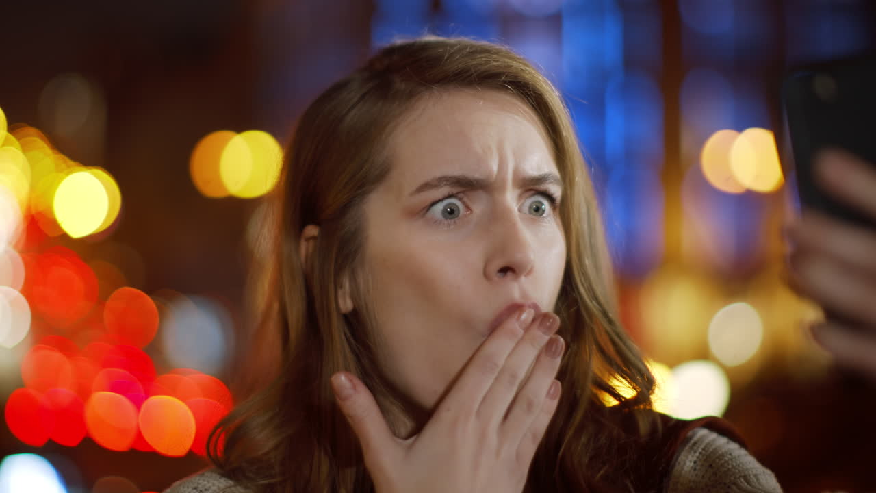 외부에서 셀카를 찍는 귀여운 여자. 예쁜 소녀가 카메라에 얼굴을 짓는다.