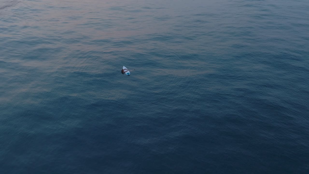 vista aérea desde un avión no tripulado de un surfista solitario al amanecer la bocana el tunco el salvador