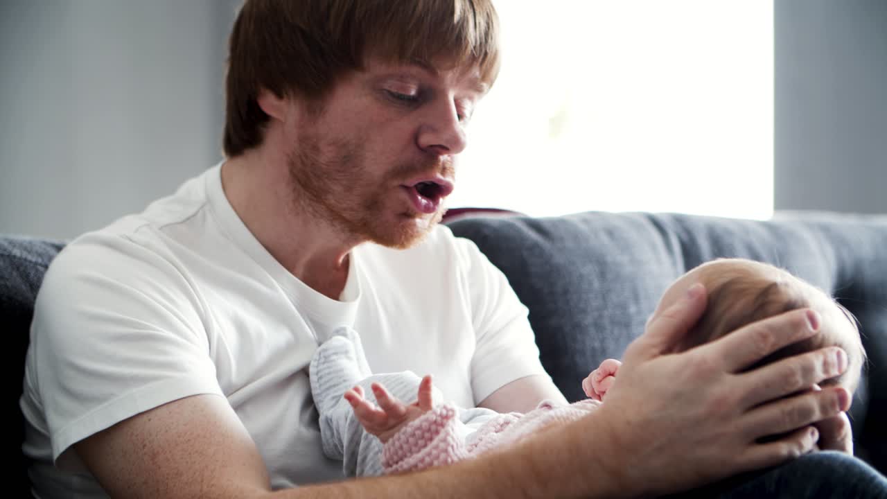 흥분 된 아빠 가 아기 딸 을 안고 애정 을 품고 있다