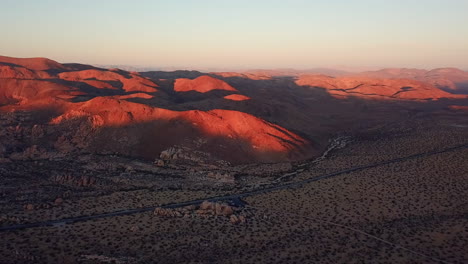 Drohnenaufnahme-Des-Wunderschönen-Joshua-Tree-National-Park-Bei-Sonnenuntergang,-Wüste-Und-Bergen