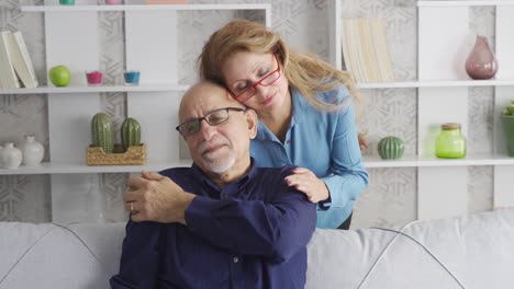 un matrimonio feliz. una pareja de ancianos abrazándose y animándose mutuamente.