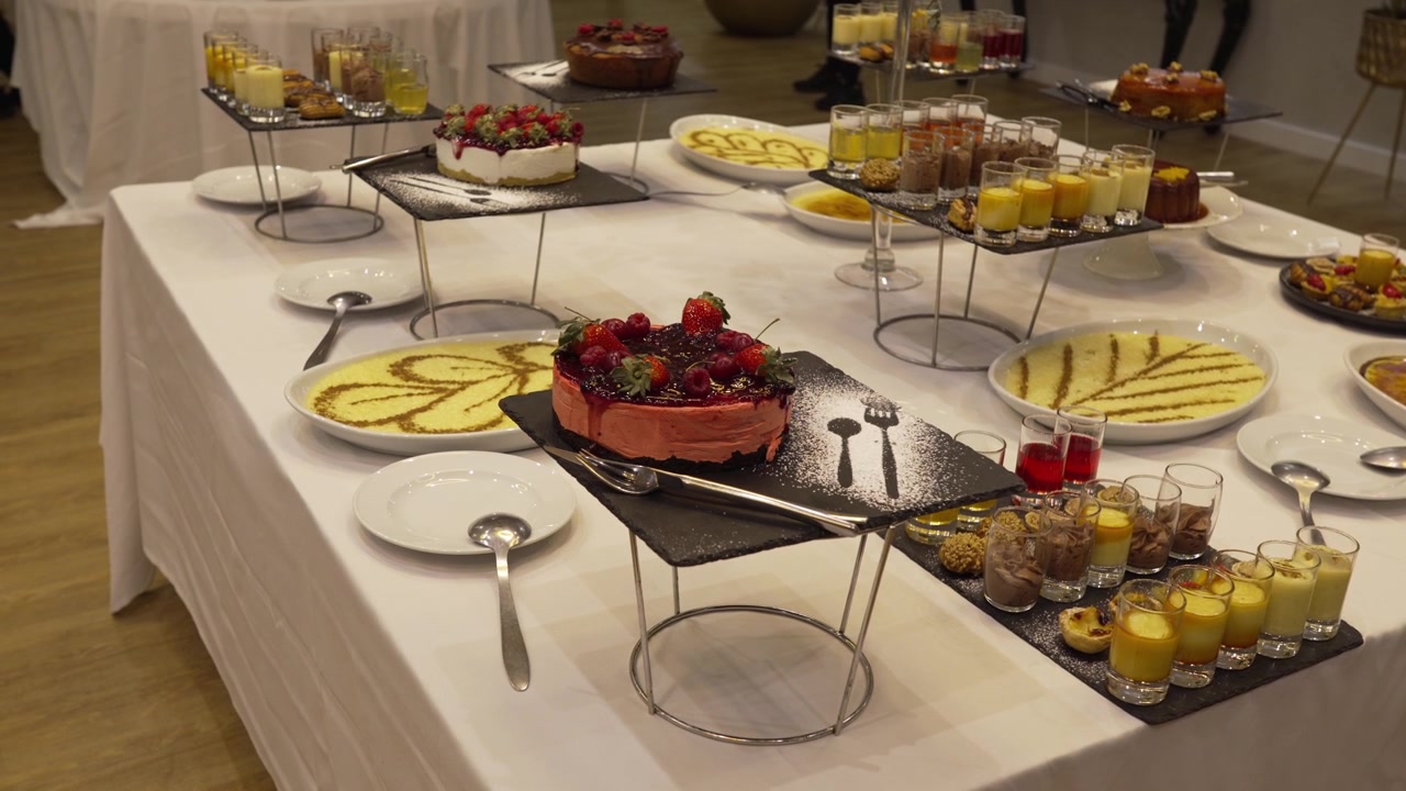 Elegante tavolo da dessert con torte, pasticcini e dolcetti assortiti in esposizione