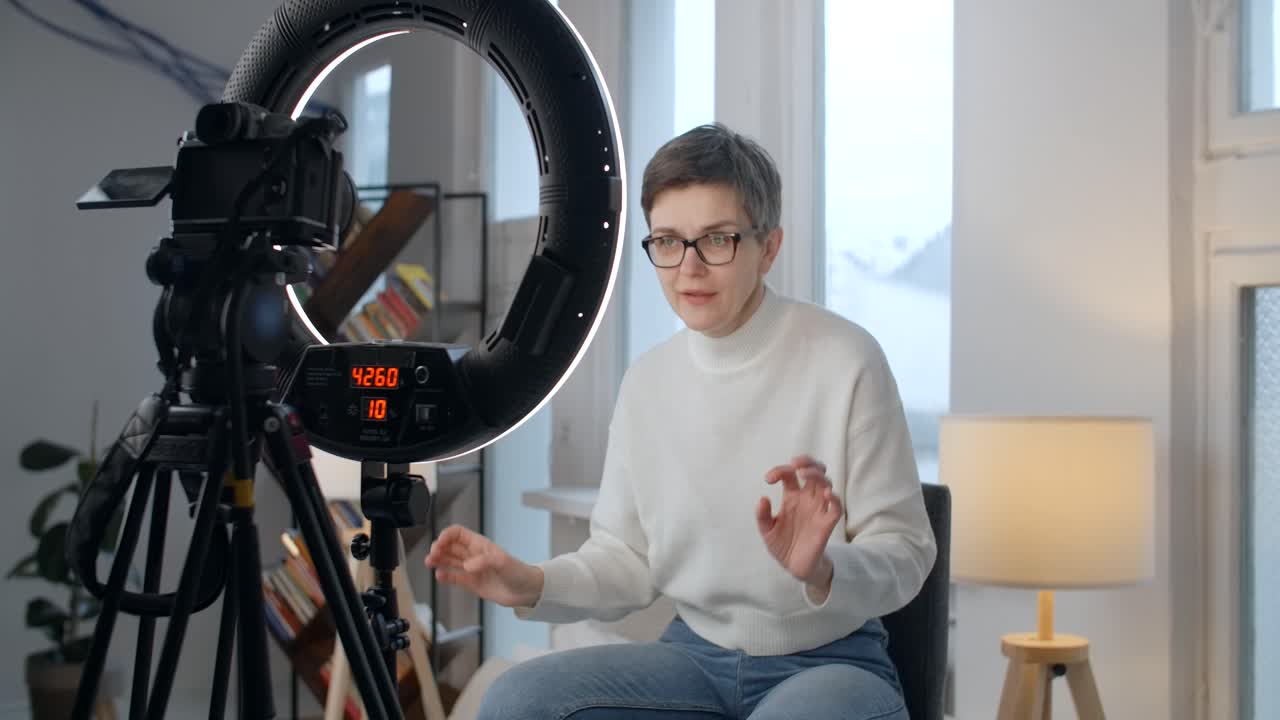 비디오 프레젠테이션 을 하는 여자