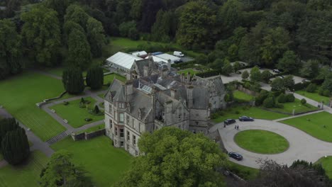 Vista-Aérea-Del-Castillo-De-Leslie-Se-Encuentra-Al-Noreste-De-La-Ciudad-De-Monaghan-En-El-Condado-De-Monaghan,-Irlanda