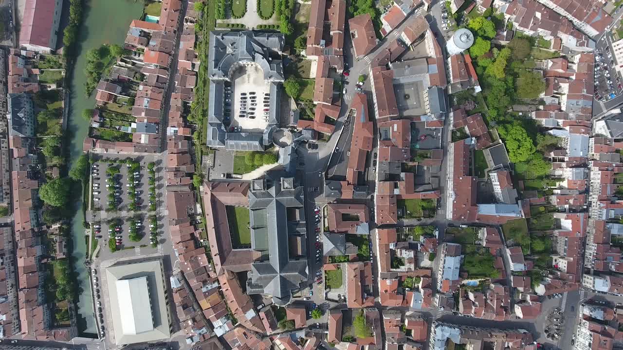 베르돈 시의 수직 드론 뷰, 로렌, 프랑스, 이 좋은 날