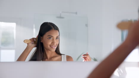 mujer, baño y espejo para el cuidado del cabello brilla