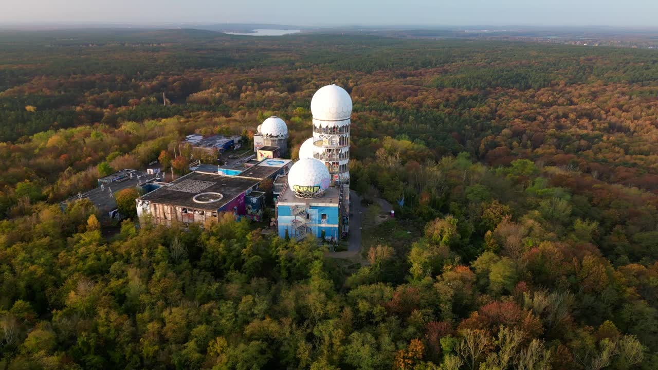 오래된 버려진 파괴 기상 관측소