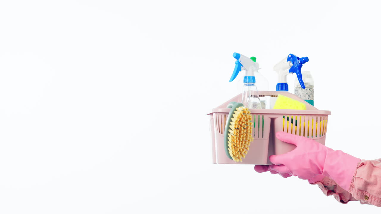 손, 청소 및 바구니를 가진 사람