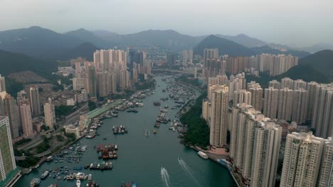 área urbana cerca del mar y la montaña