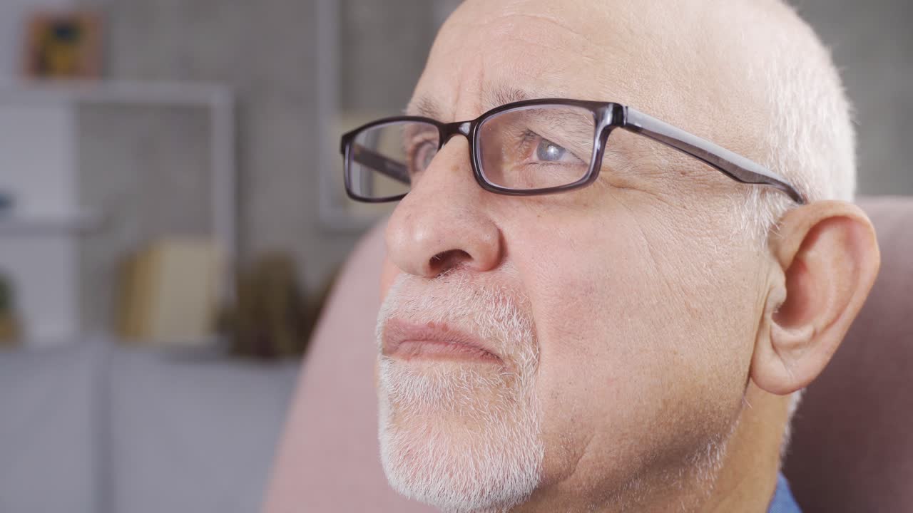 un viejo triste y solitario en primer plano.