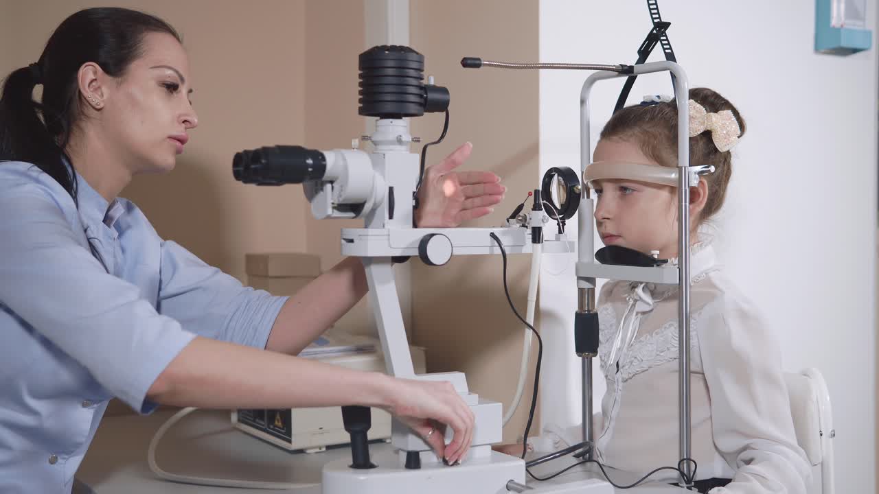 examen ocular del niño con un médico