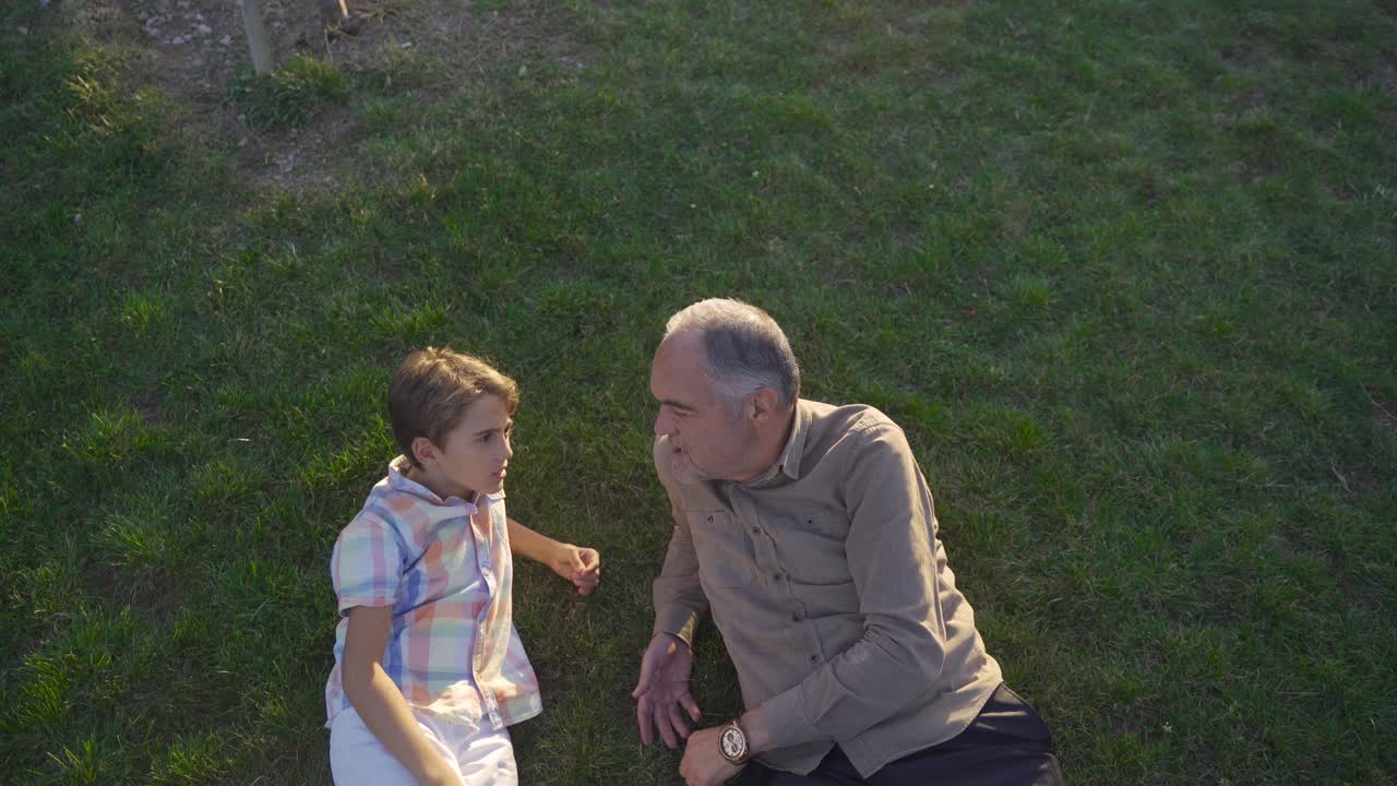 소년은 할아버지에게 질문을 합니다.