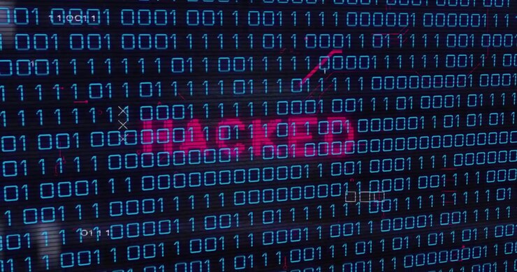 Scrollend binair raster met een wazig 'GEHACKT'-label dat scherp wordt, en gloeiende rode storingen die een datalek tonen.