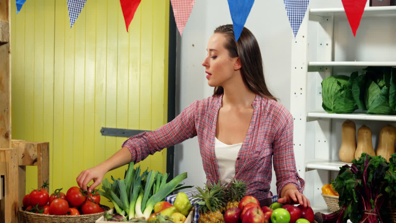 mujer comprando verduras