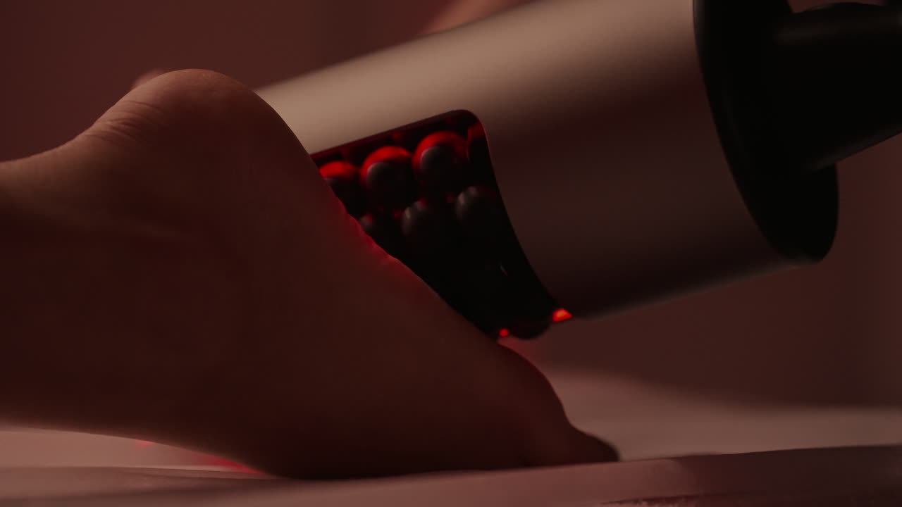 masaje de pies con terapia de luz roja