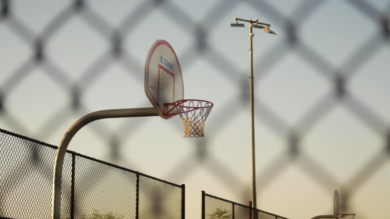 aro de baloncesto con la pelota siendo disparada a la red sin tocar el borde