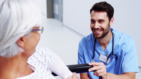 Krankenschwester-Im-Gespräch-Mit-Einer-älteren-Patientin