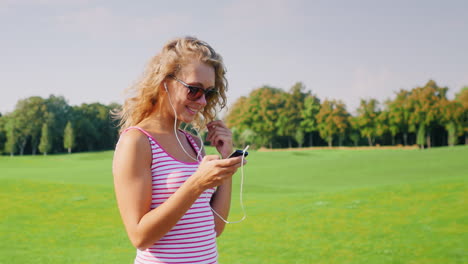 a young attractive woman walks in a well-groomed park on a summer day 4
