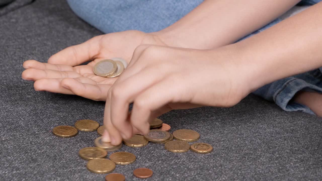 niño con el dedo de la mano contando monedas de euro. niño ahorrando dinero. niño contando sus ahorros, dinero de bolsillo