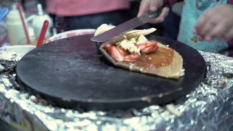 poner fruta en una crepe