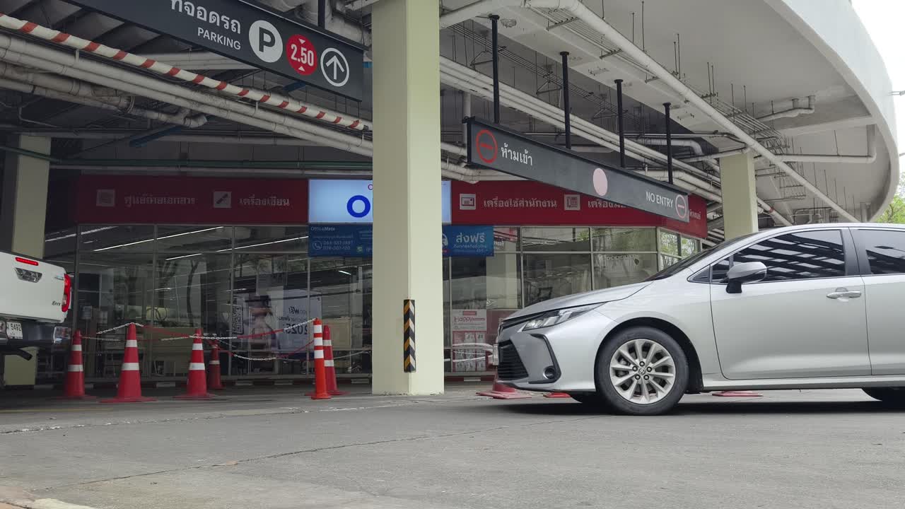 쇼핑몰 주차장 에 주차 된 은색 자동차