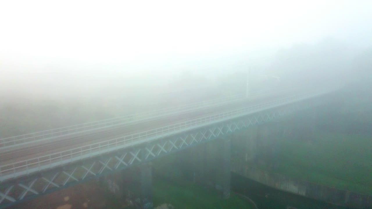 이른 아침 안개 안개 철도 교량 - 아치