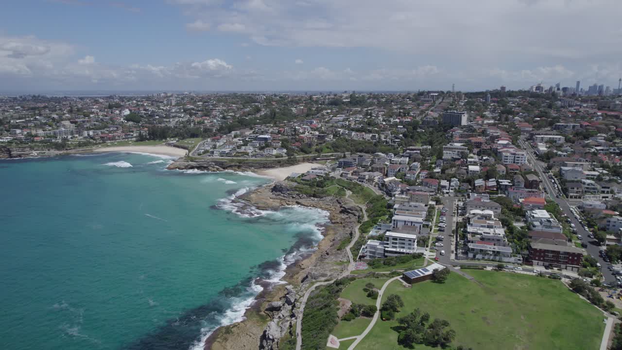 오스트레일리아 뉴사우스웨일스에 있는 마크 파크 헤드랜드, 타마라마, 브론테 해변의 공중 전망