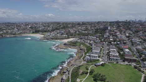 Vista-Aérea-De-Marks-Park-Headland,-Tamarama-Y-Bronte-Beach-En-Nueva-Gales-Del-Sur,-Australia