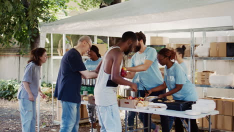 Voluntarios-Que-Ayudan-A-Los-Hambrientos-Y-Pobres.