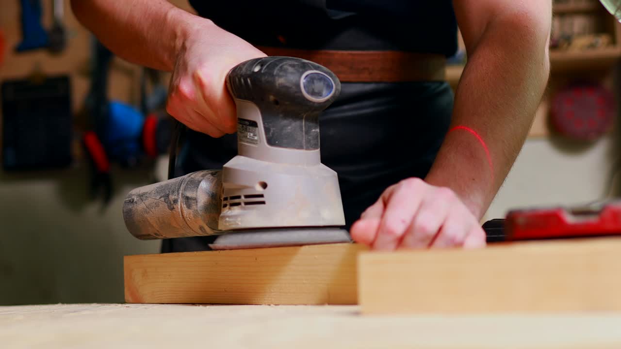 молодая столярная пиловая доска с круговой пилой