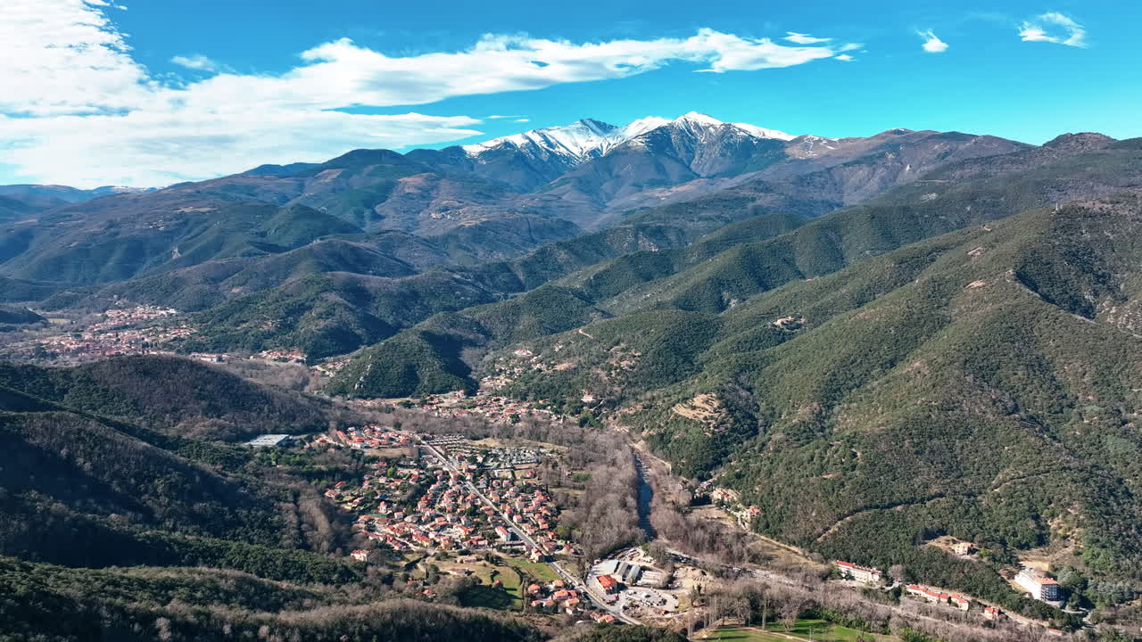 el barrido aéreo captura el encanto y la belleza escénica de amélie-les-bains-palalda.
