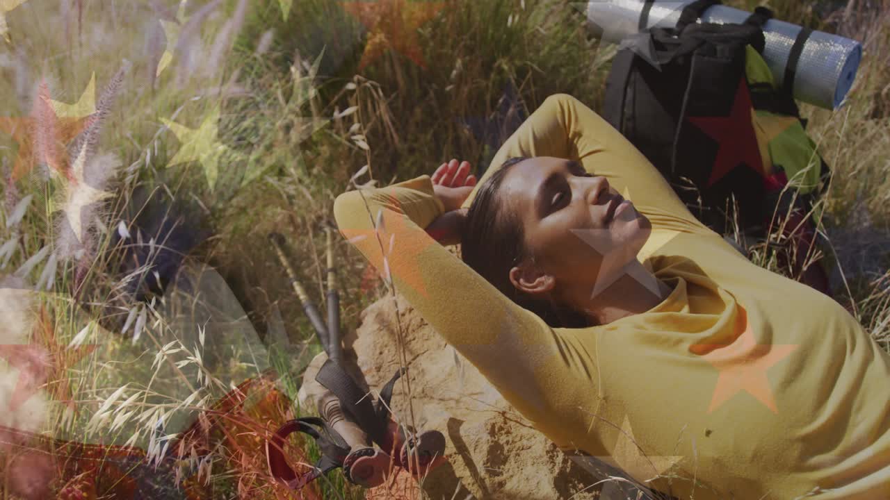 Animação da bandeira dos Estados Unidos da América sobre uma mulher a relaxar na natureza
