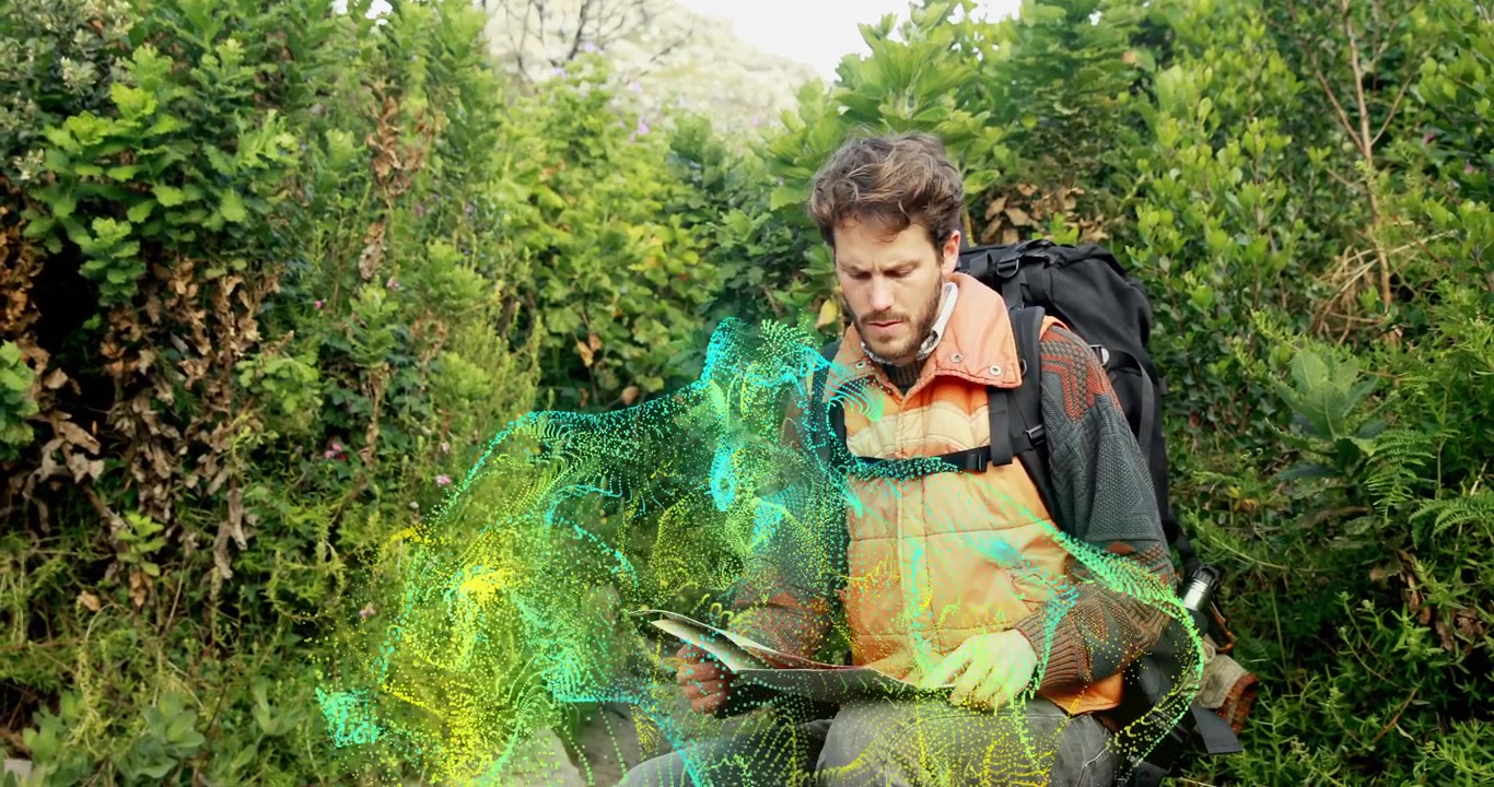 Medelålders manlig vandrare studerar karta på stig, initierar blå eller gul teknisk navigeringsvisualisering.