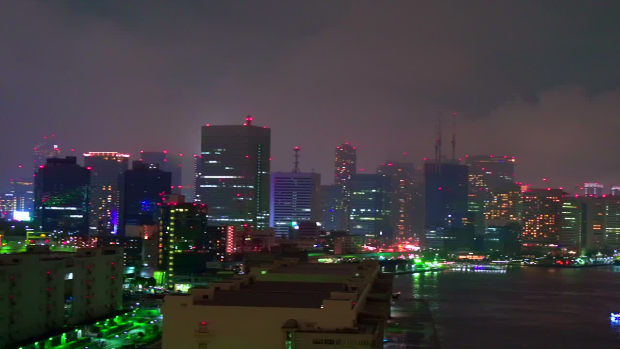 vista nocturna desde la torre de tokio del puente del arco iris