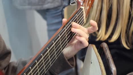 Die-Schönen-Hände-Des-Jungen-Mädchens,-Das-Gitarre-Spielt,-Sind-Die-Musa,-Die-Ich-Beobachtet-Habe