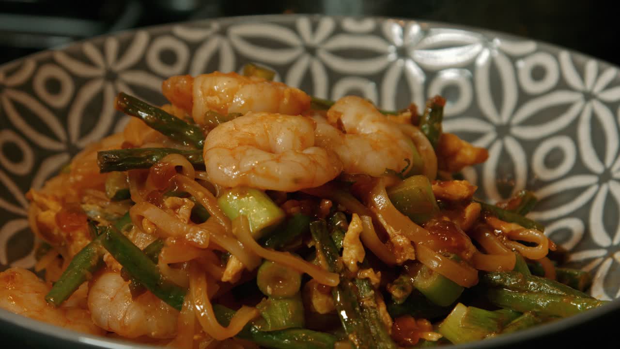 마무리 하기 위해  ⁇  위 에 땅콩 을 뿌린 킹 크림 패드 타이