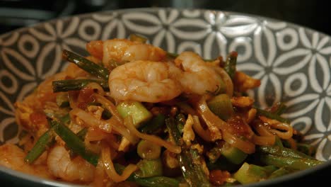 pad thai de camarón rey con cacahuetes rociados por encima para el toque final