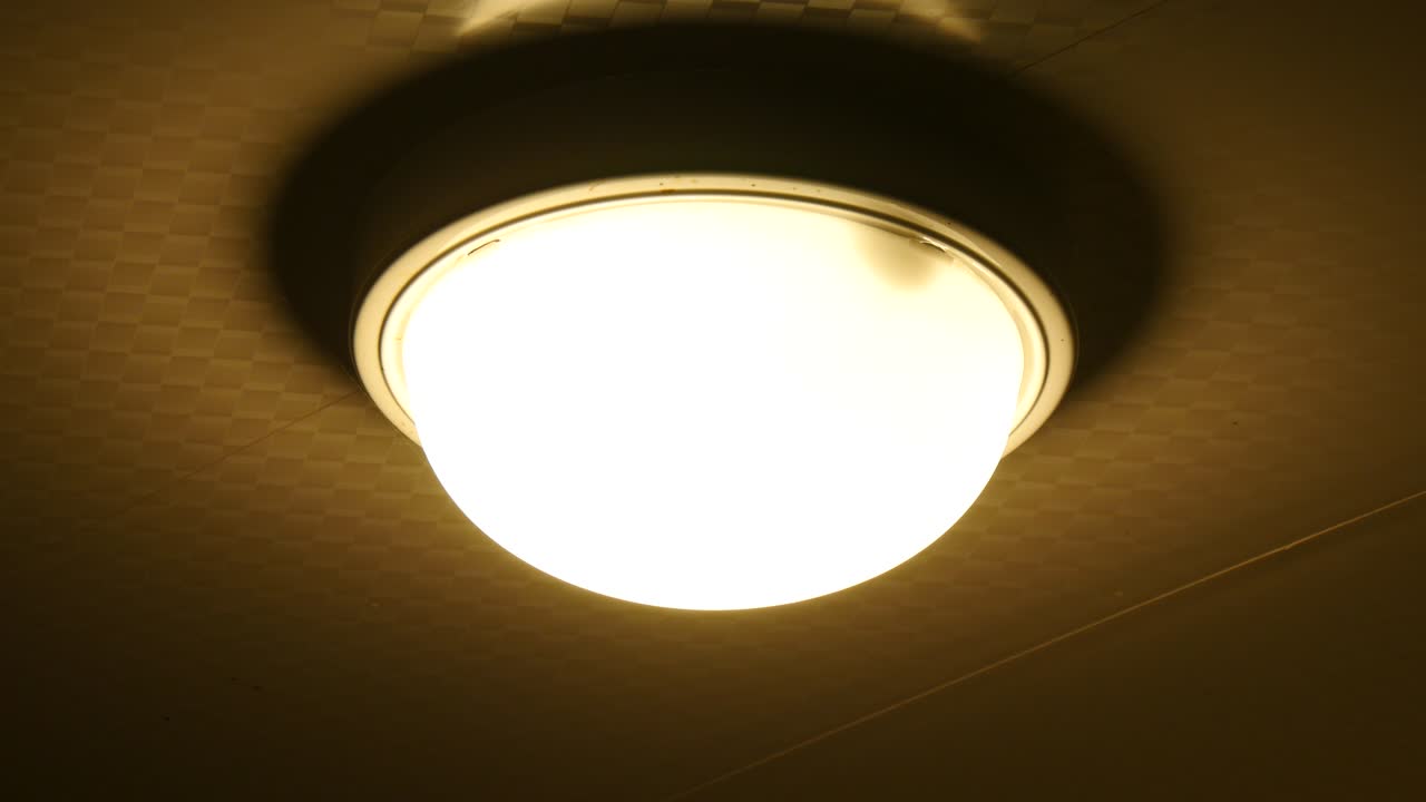 cerca de la luz del techo